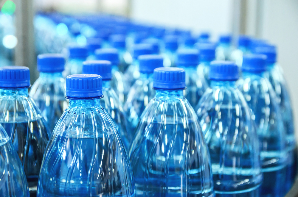 Bottiglie di plastica: quanto inquinano e quanto costano?